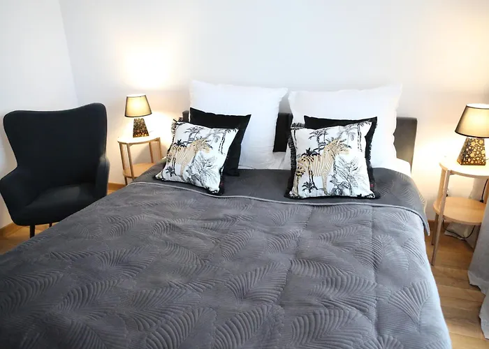 Krolowej Jadwigi Z Garazem Радом